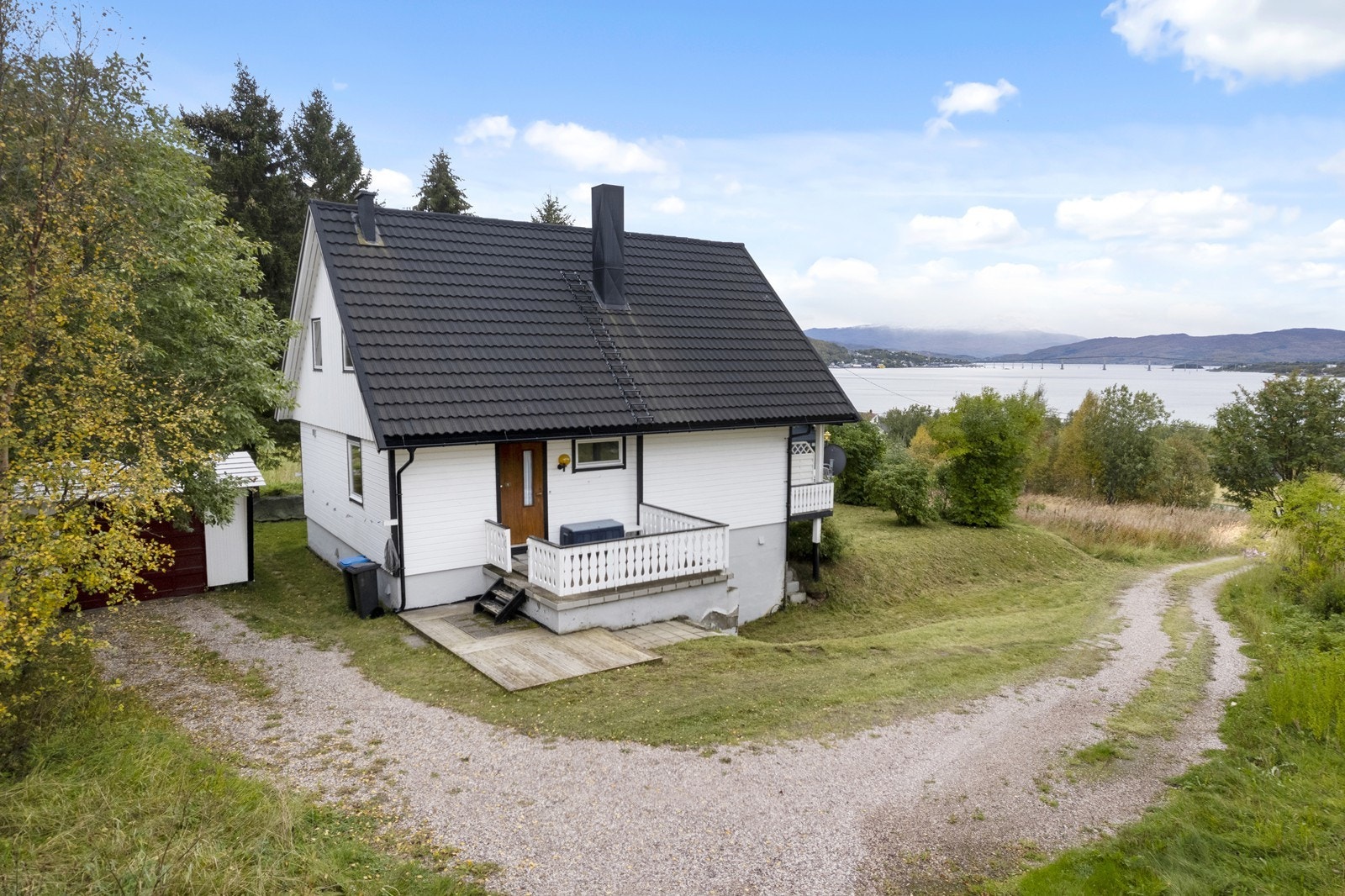 God plass til parkering på eiendommen - enkel adkomst til garasje og hus. Galleribilde