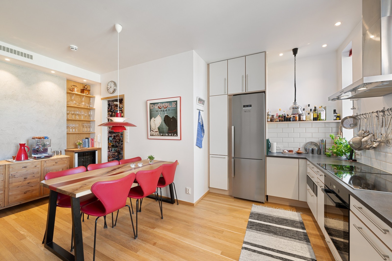 Kjøkkenet med utgang til gangen. Galleribilde