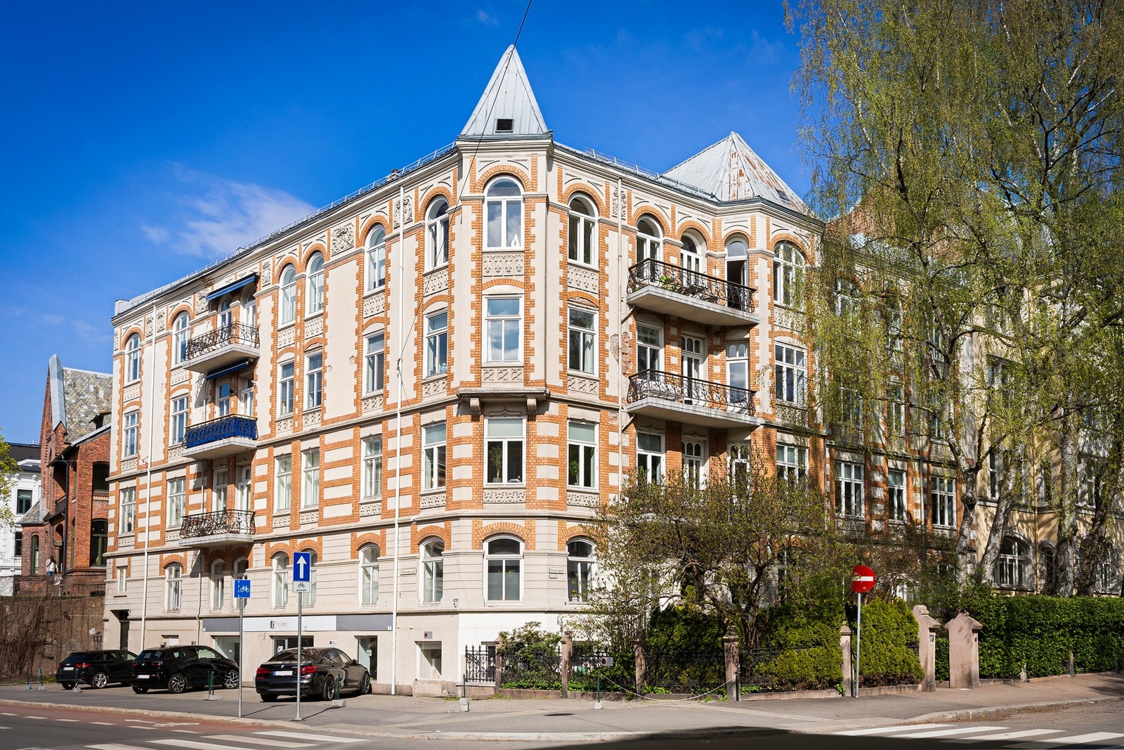 Liebhaber toppleiligheten ble renovert/pusset opp i 2020 (bortsett fra hovedbad og to soverom) med vekt på å få tilbake det opprinnelige uttrykket med full takhøyde og stukkatur. Galleribilde