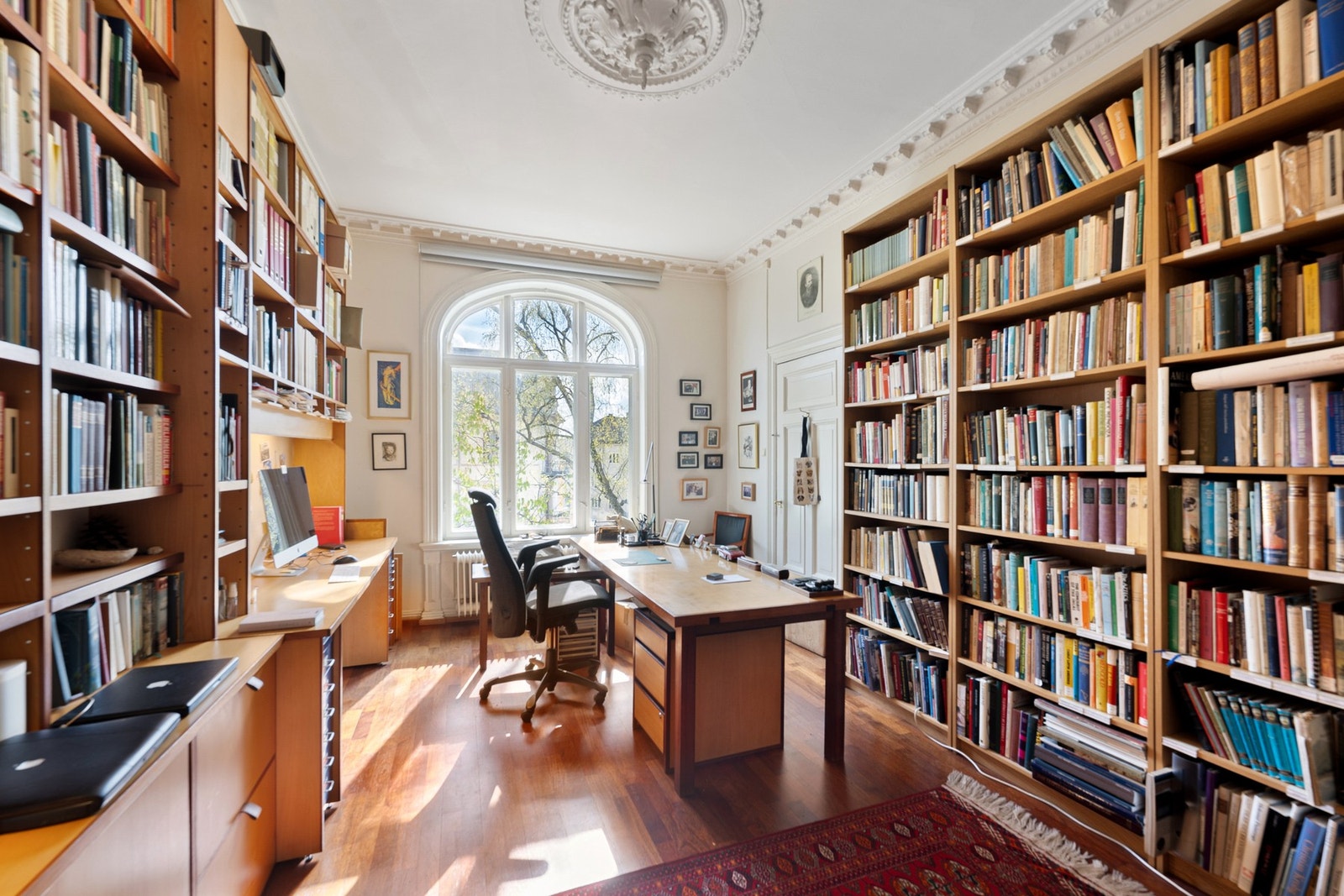 Soverom nr. 3 brukes i dag som kontor. Adkomst både fra bakgang og leilighet. Galleribilde