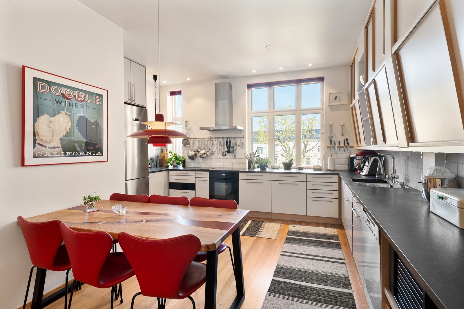 Nytt HTH kjøkken 2020 i det store spisekjøkkenet. Alt av integrerte hvitevarer samt kjøl/frys medfølger. Ventilator med avtrekk ut. Vannstopper er montert. Galleribilde