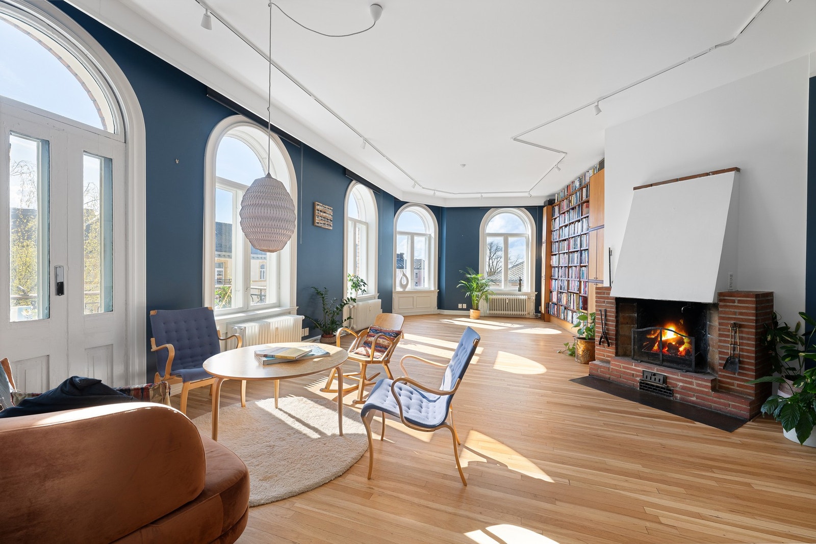 De vakre gulvene i stuene ble slipt i 2020. Det er lys hele dagen i leiligheten. Galleribilde