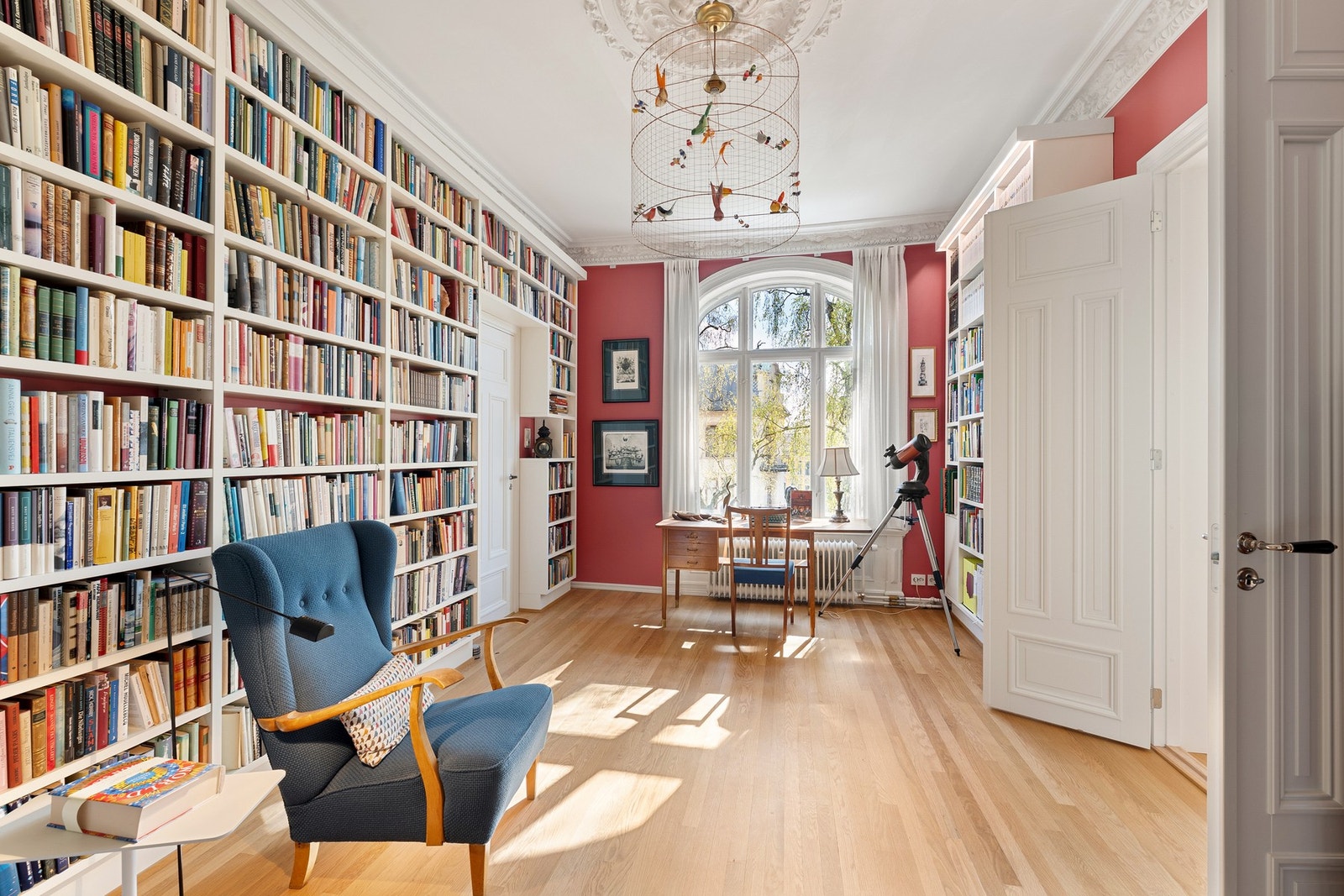 Stue/bibliotek. Inngang til badet på venstre side. Galleribilde