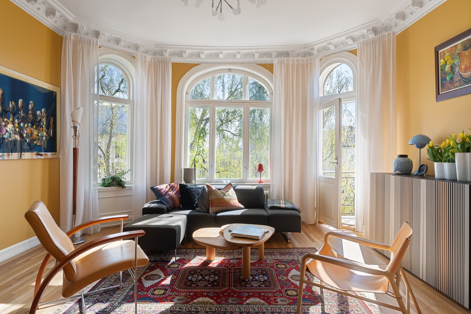 Alle stuene har blitt malt i vakre farger som passer til tidsepoken leiligheten er fra. Utgang til balkongen fra den gule stuen. Galleribilde