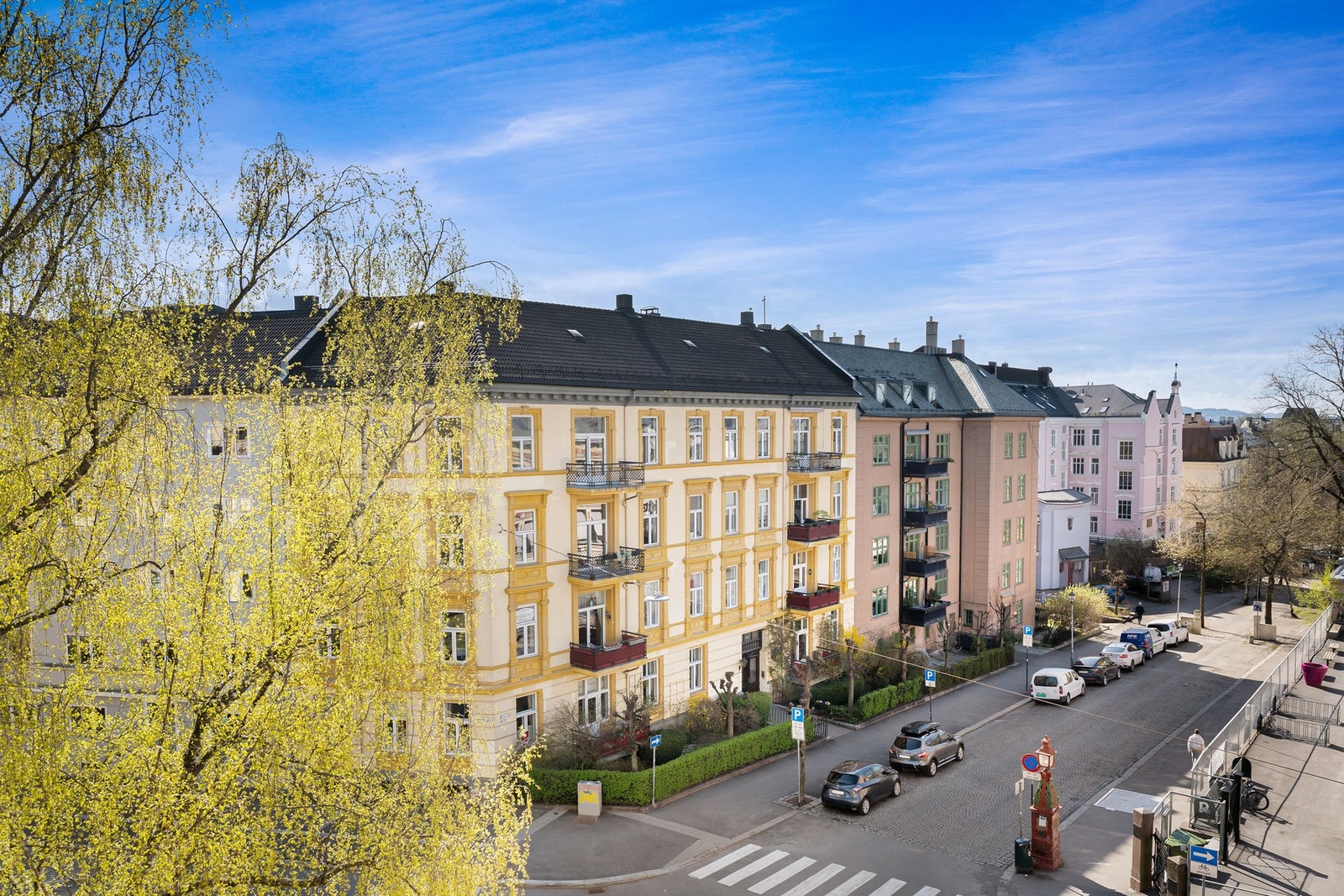 Det medfølger én parkeringsplass til boligen. Ellers beboerparkering. Galleribilde