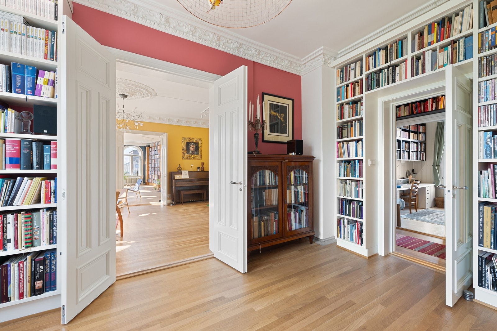 Den klassiske gjennomgående toppleiligheten har tre stuer på rad. Takhøyde målt til 3,05-3,10m. Noen bokhyller kan medfølge. Galleribilde