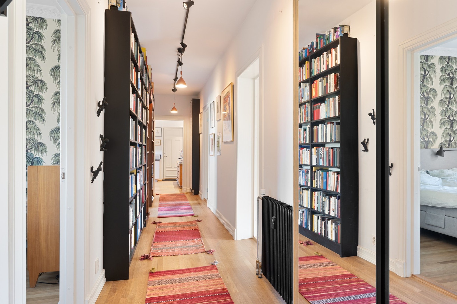 Fra inngangspartiet sett inn mot hovedsoverommet og kjøkkenet rett frem. Galleribilde