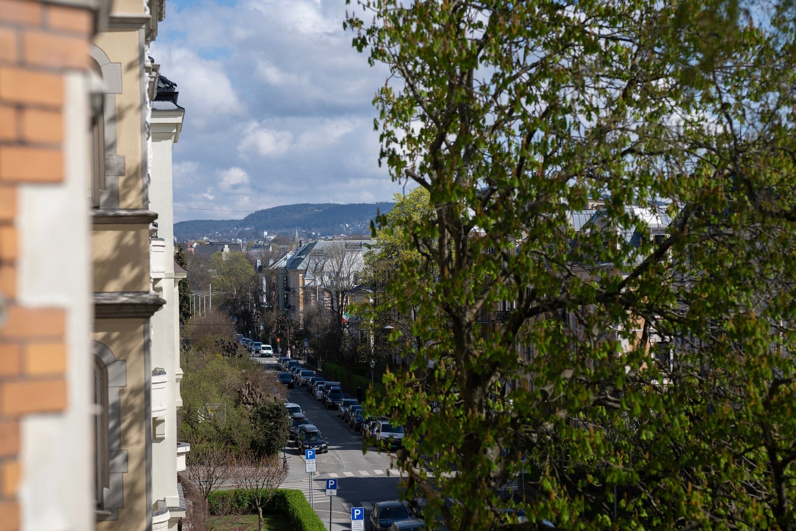 Leiligheten ligger høyt og fritt i en meget etterspurt og attraktiv enveiskjørt gate. Galleribilde