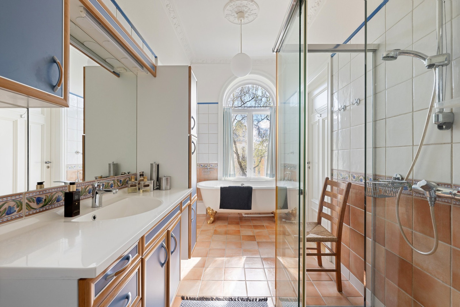 Stort bad med både dusj og badekar. Galleribilde