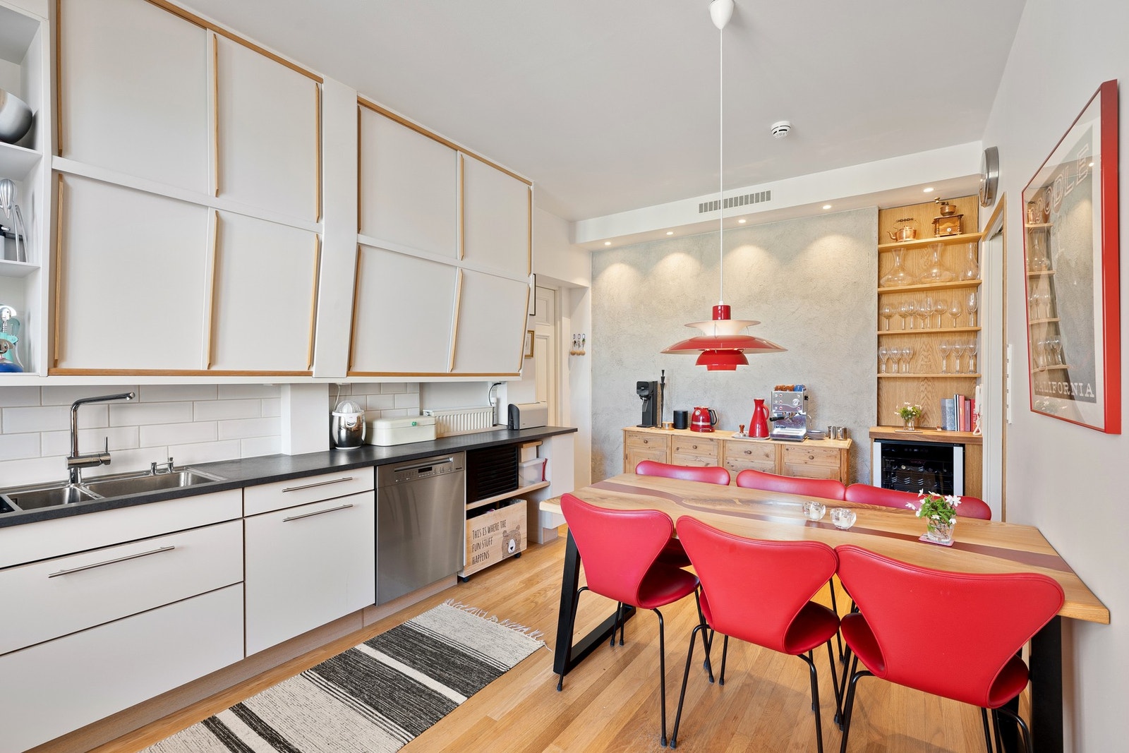 Døren på venstre side går ut til bakgangen og derfra til soverom nr. 3 som i dag brukes som kontor. Galleribilde