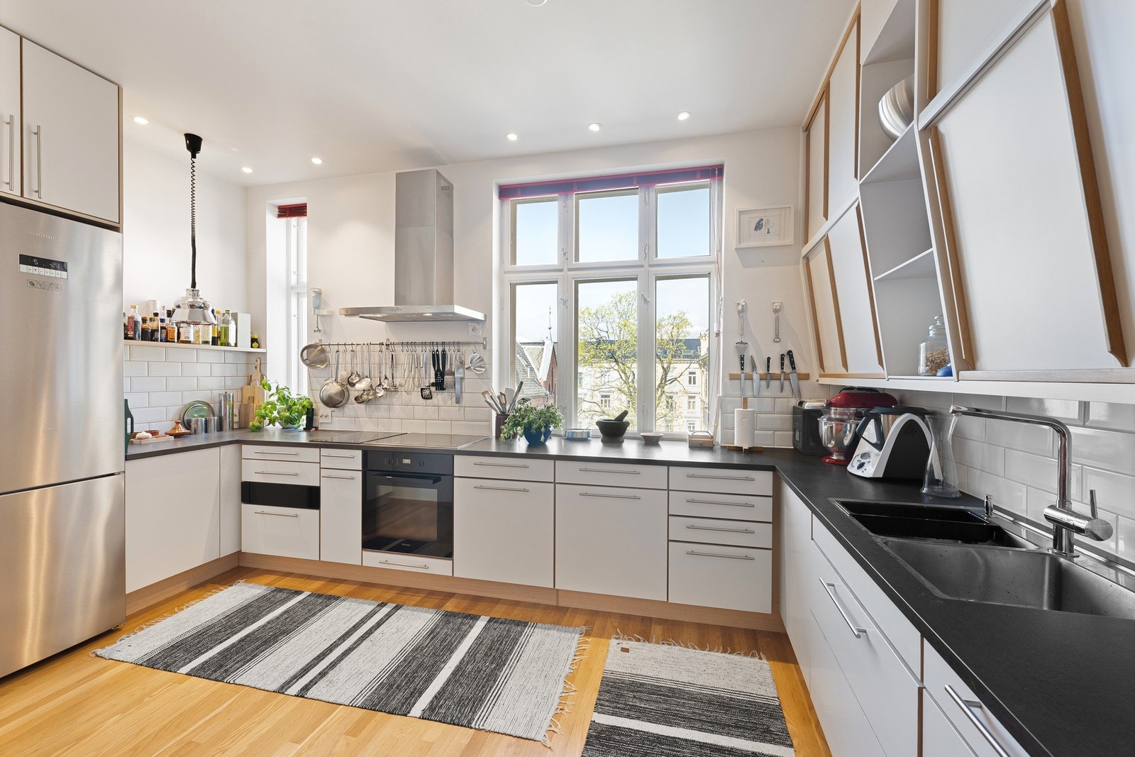 Det er meget god skap- og benkeplass på kjøkkenet, som har integrert: Oppvaskmaskin, stekeovn, platetopper (induksjon og keramisk), varmeskuff og vinskap. Galleribilde