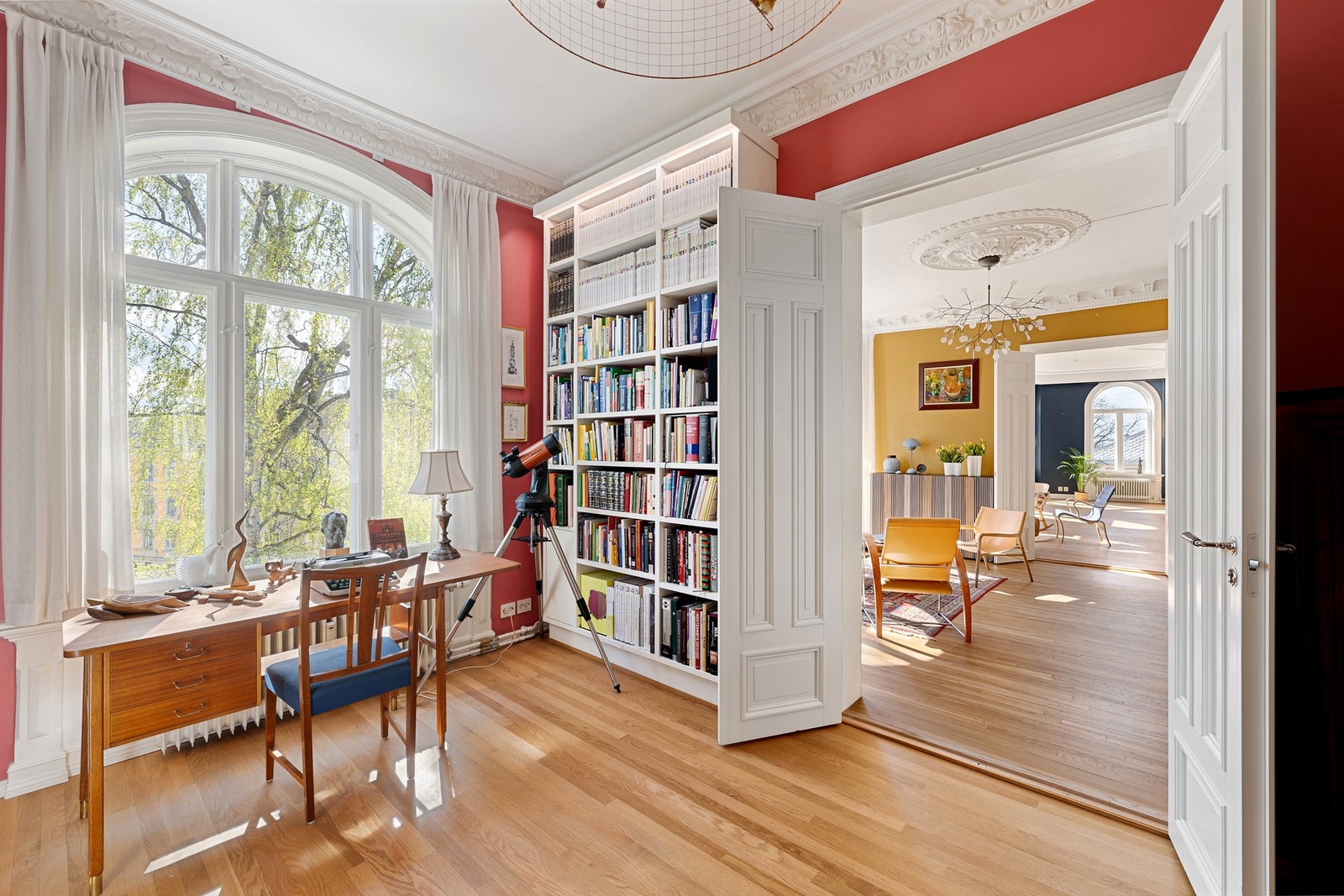 Kun vakkert. De fleste innvendig dørene i leiligheten er nye. Galleribilde