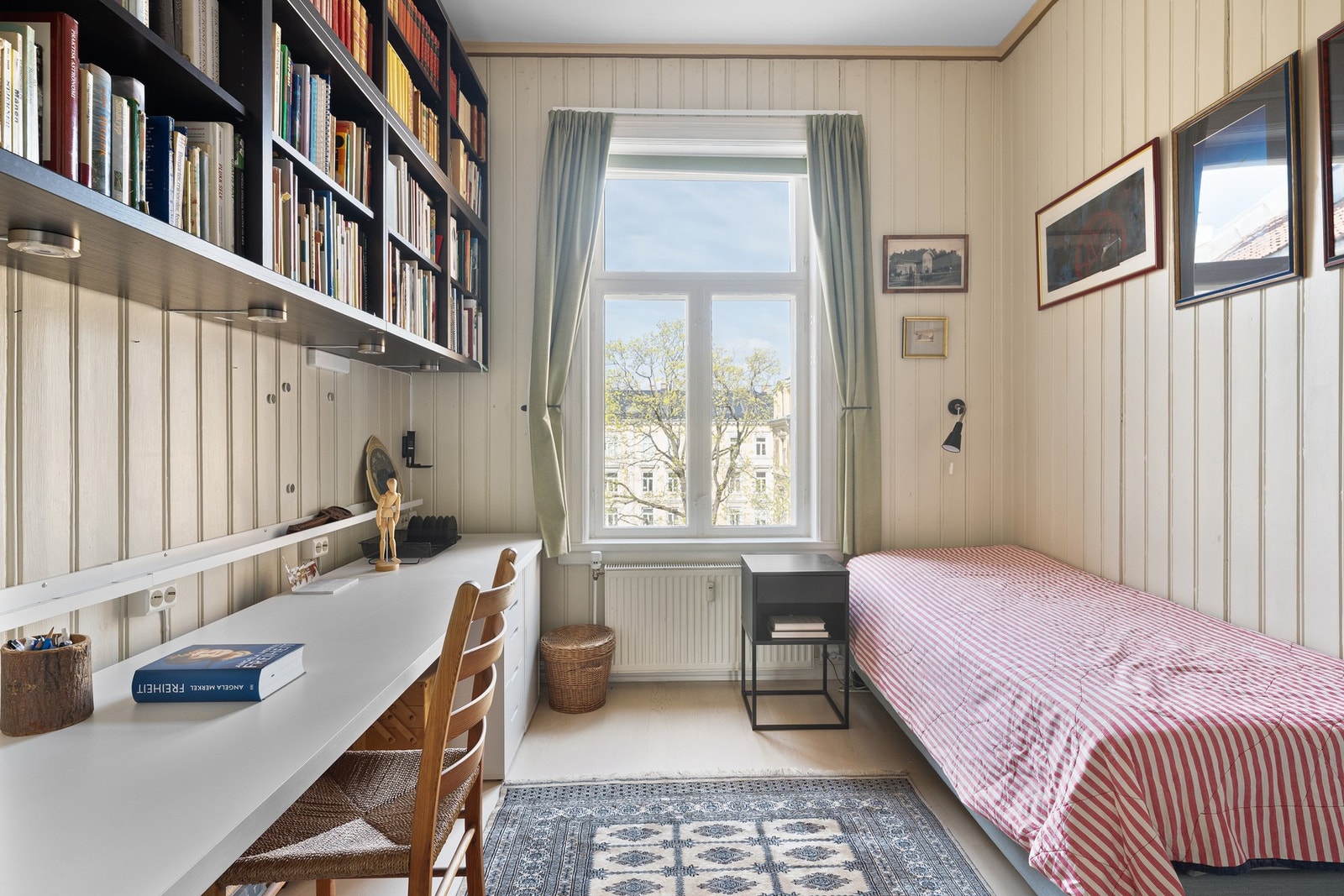 Soverom nr. 2 vender også inn mot stille bakgård. Galleribilde