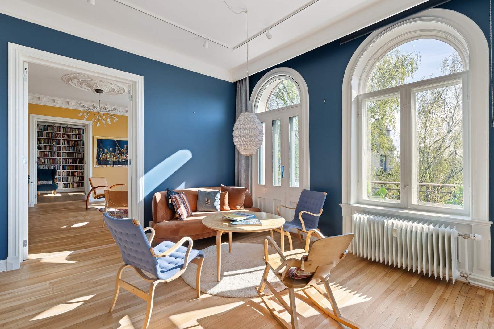 Det er nydelig naturlig lysinnslipp i leiligheten. Galleribilde