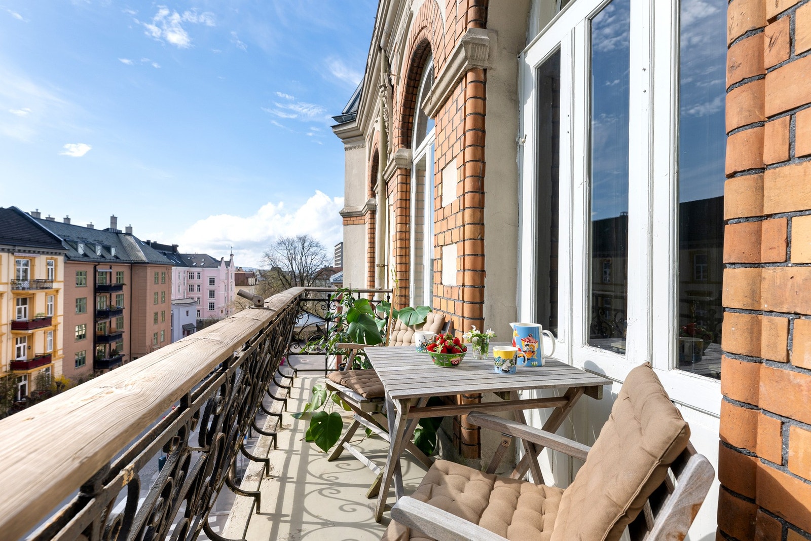 Østvendt balkong ( Ca. 4 kvm) med sol fra soloppgang til utpå ettermiddagen. Galleribilde