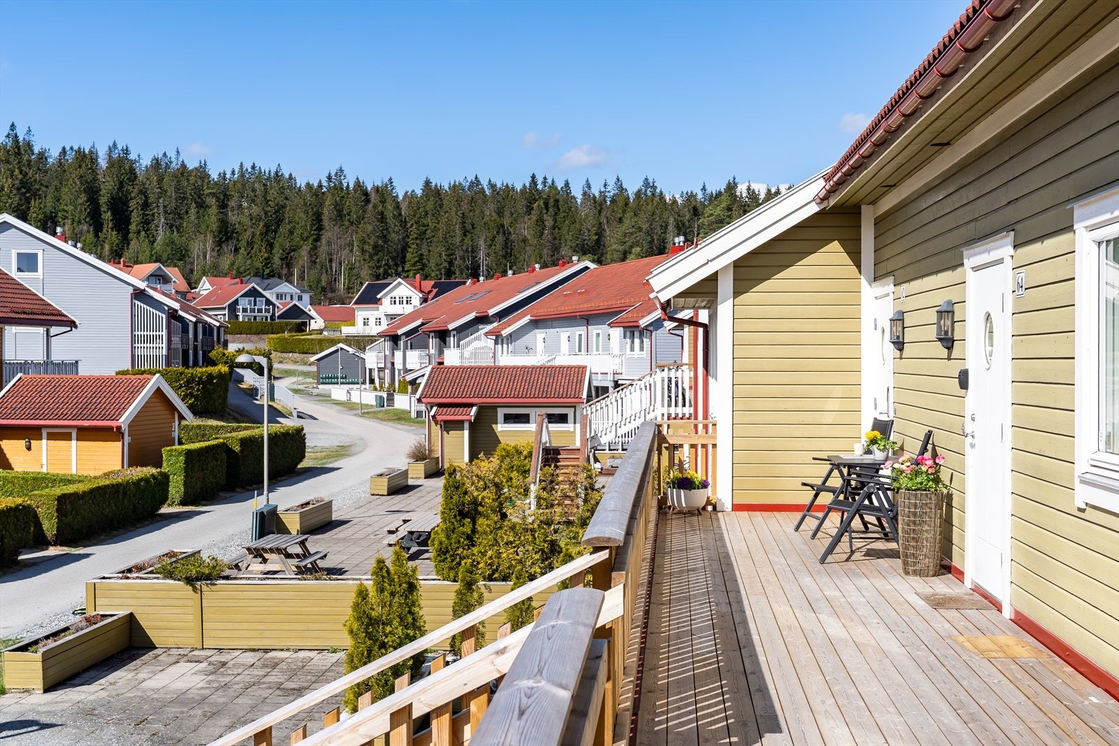 Leiligheten ligger i byggets 2.etasje og har en hyggelig velkomstveranda. Galleribilde