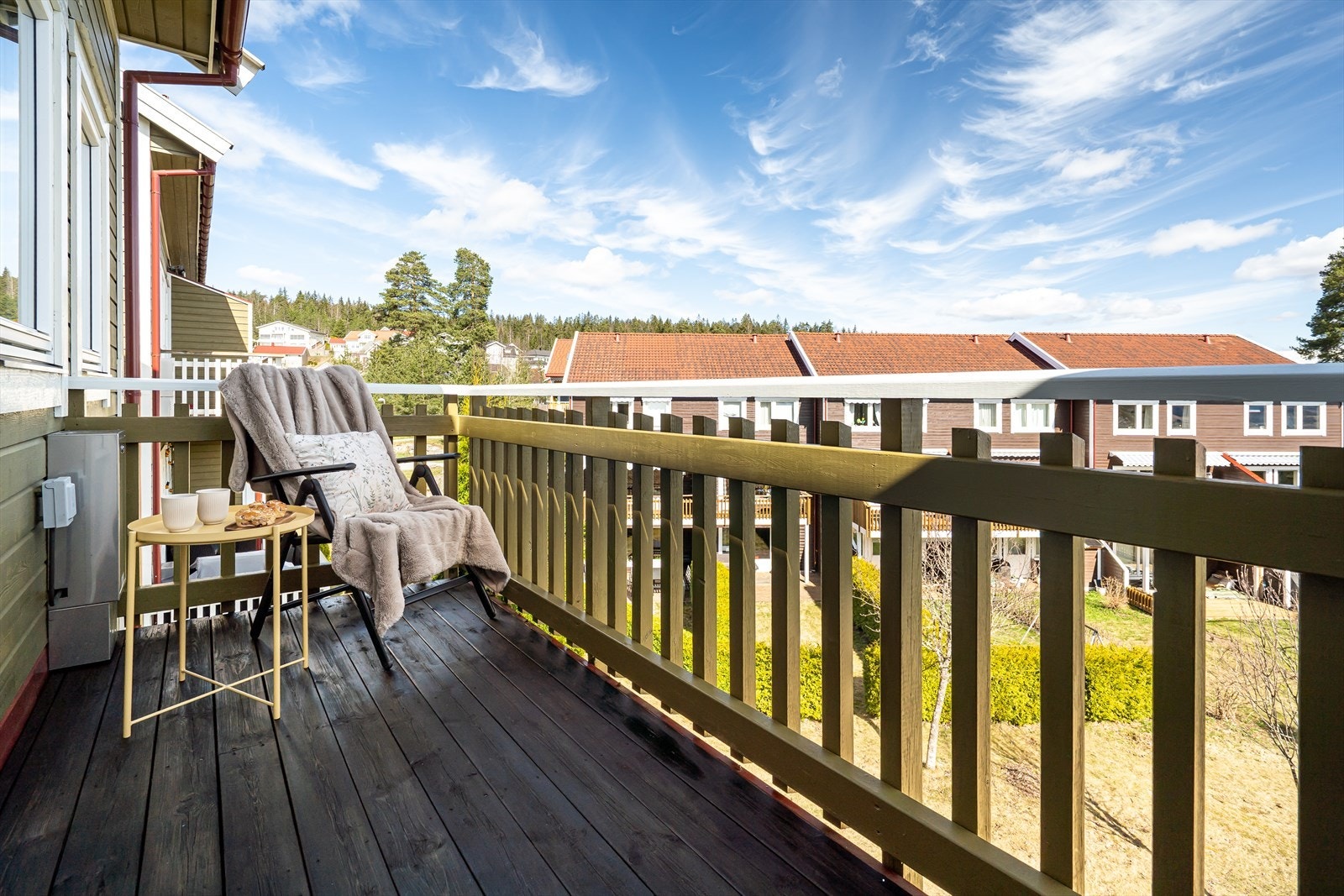 Uteplassen har dekke av terrassebord, levegger på sidene, spilerekkverk i tre og fin plass til utemøbler. Galleribilde