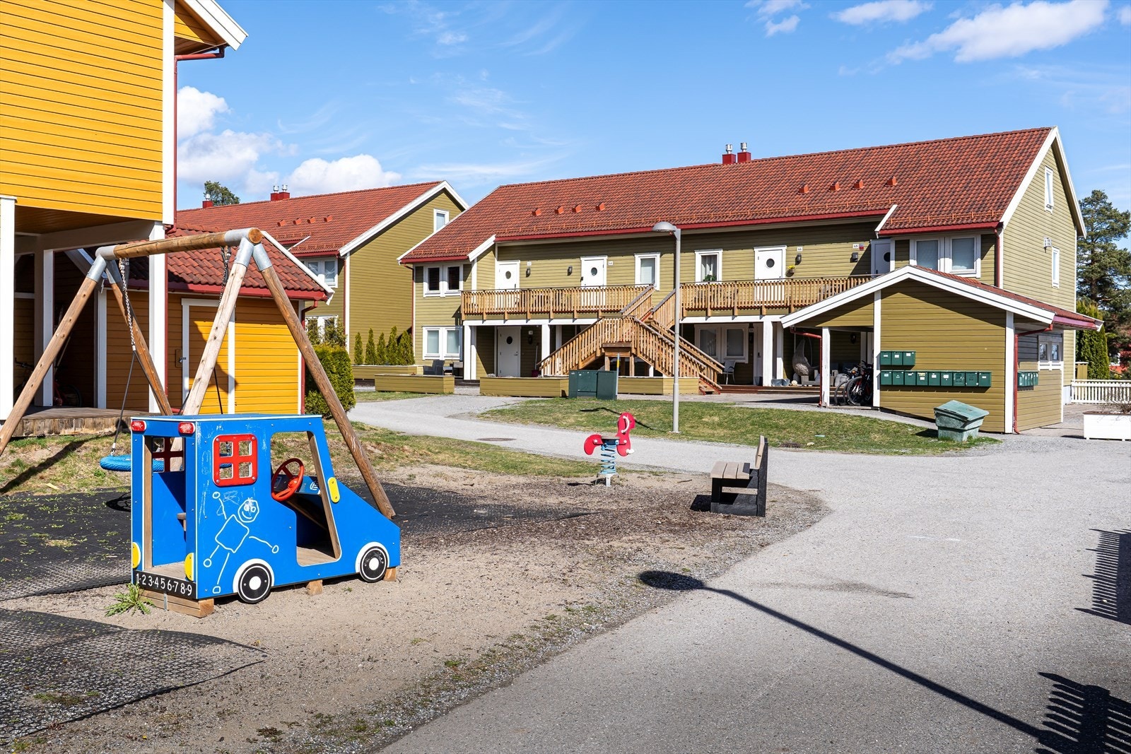 Fellesarealene og nærområdet er pent opparbeidet med flere gode lekeplasser for barn, samt hellelagt uteplass med benker, bord og blomsterkasser rett utenfor inngangen. Galleribilde