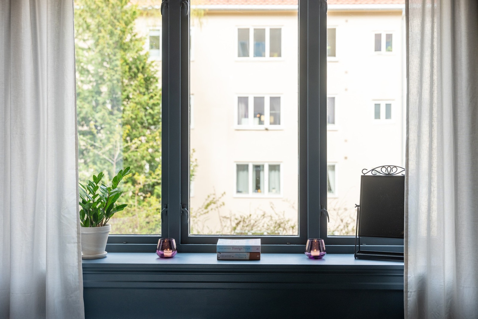 Trivelig utsyn mot rolig og frodig gårdsrom. Galleribilde