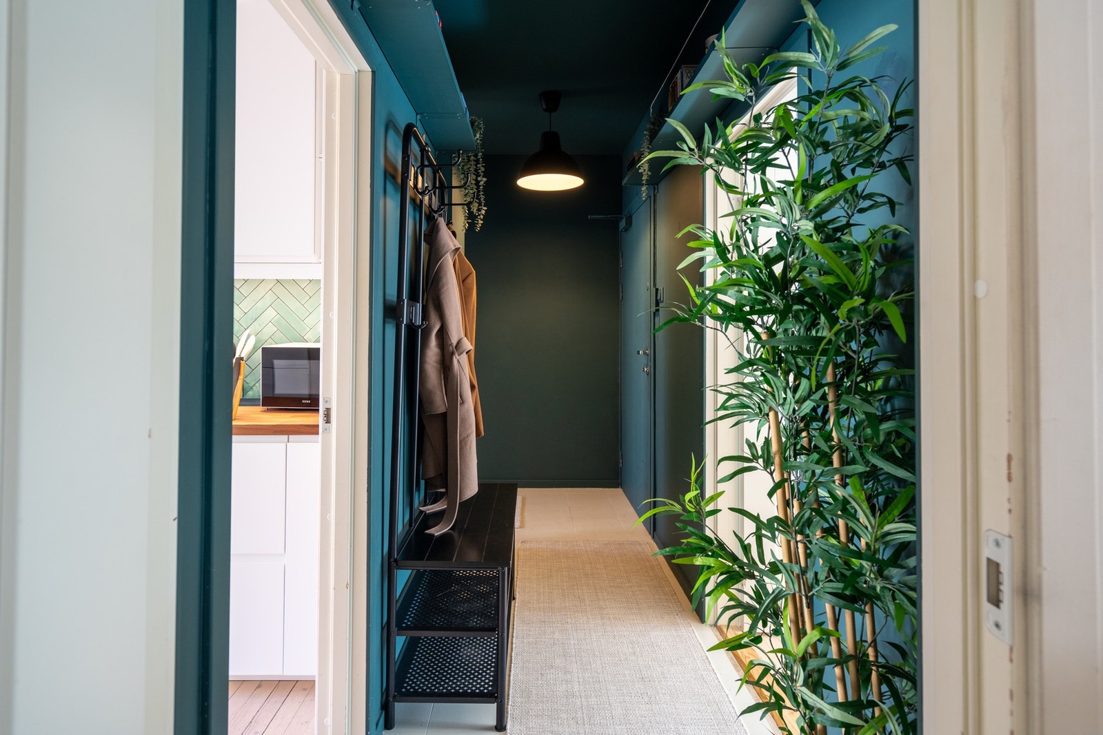 Innbydende entré med dempet farge på vegger og tak, som setter et moderne preg på leiligheten. Galleribilde