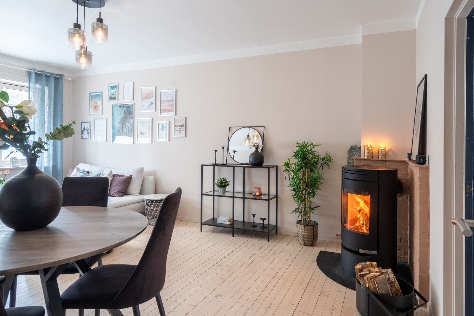 Nydelig tregulv og delikate farger på veggene i leiligheten. Galleribilde