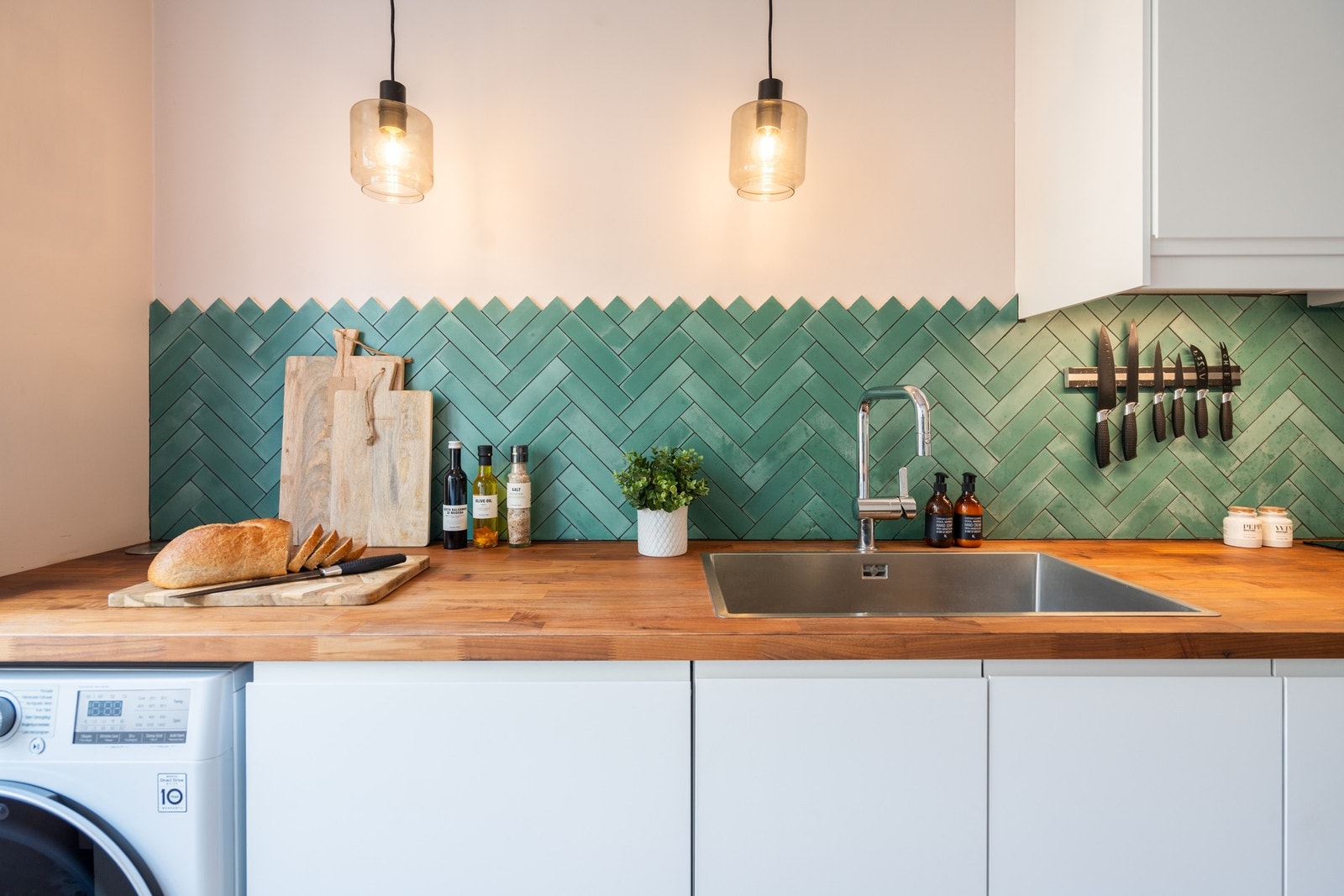 Lekker fiskebens-flis over benk. Galleribilde