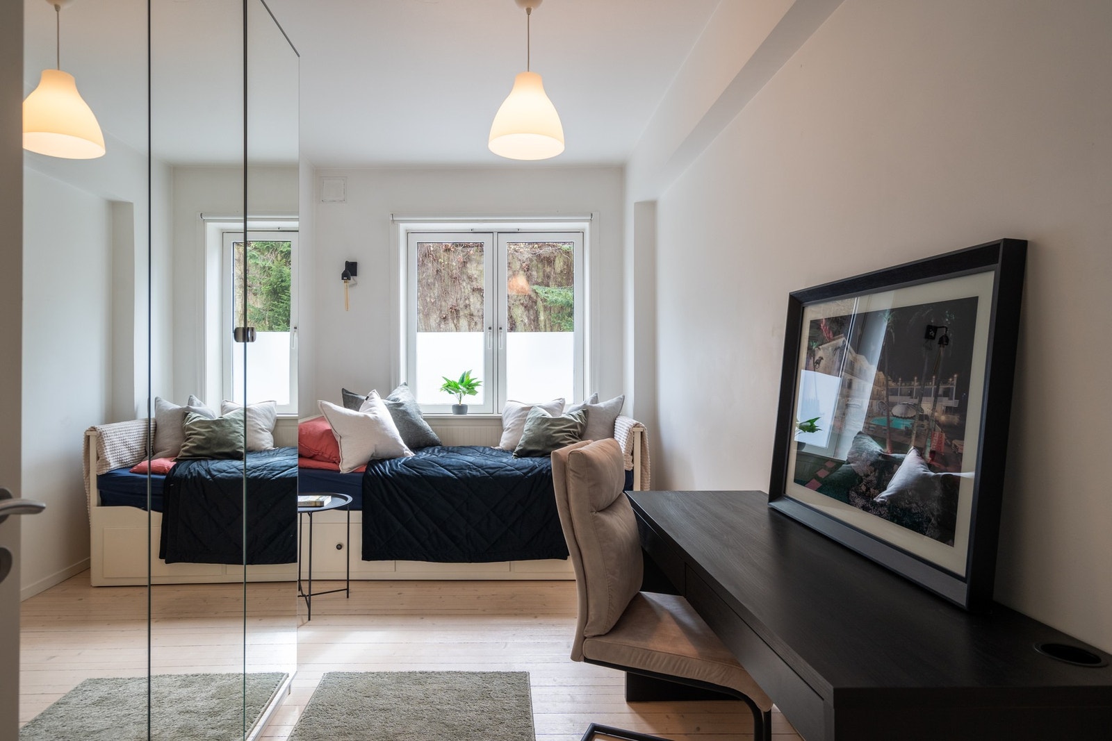 Soverom 2 oppleves også romslig og har også her garderobeskap og plass til kommode eller kontorpult. Galleribilde