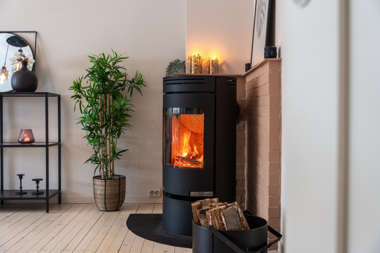 Leiligheten oppvarmes godt med peisovnen i stuen. Galleribilde