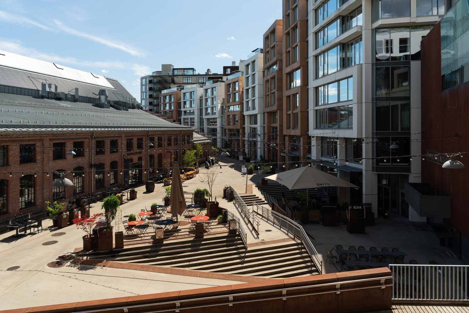 Vulkan med Mathallen ligger "rett over gata" med rikt kulinarisk utvalg, treningssenter, populære BAR Vulkan mm. Galleribilde