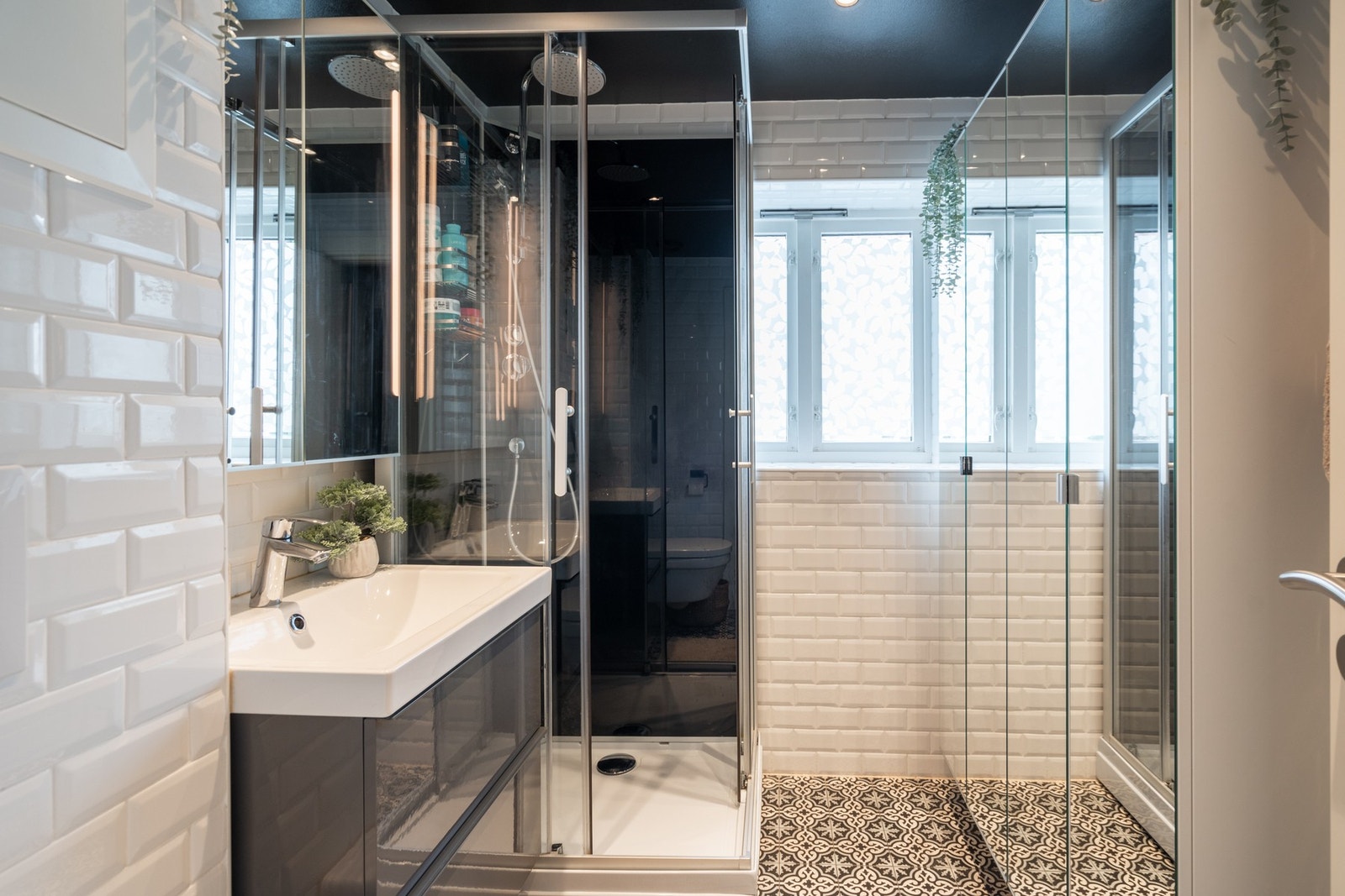 Legg merke til de lekre flisene på både gulv og vegger. Godt med skapplass og naturlig lys fra vindu. Galleribilde