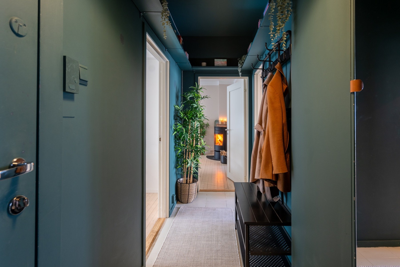 Innbydende entré med dempet farge på vegger og tak, som setter et moderne preg på leiligheten. Galleribilde