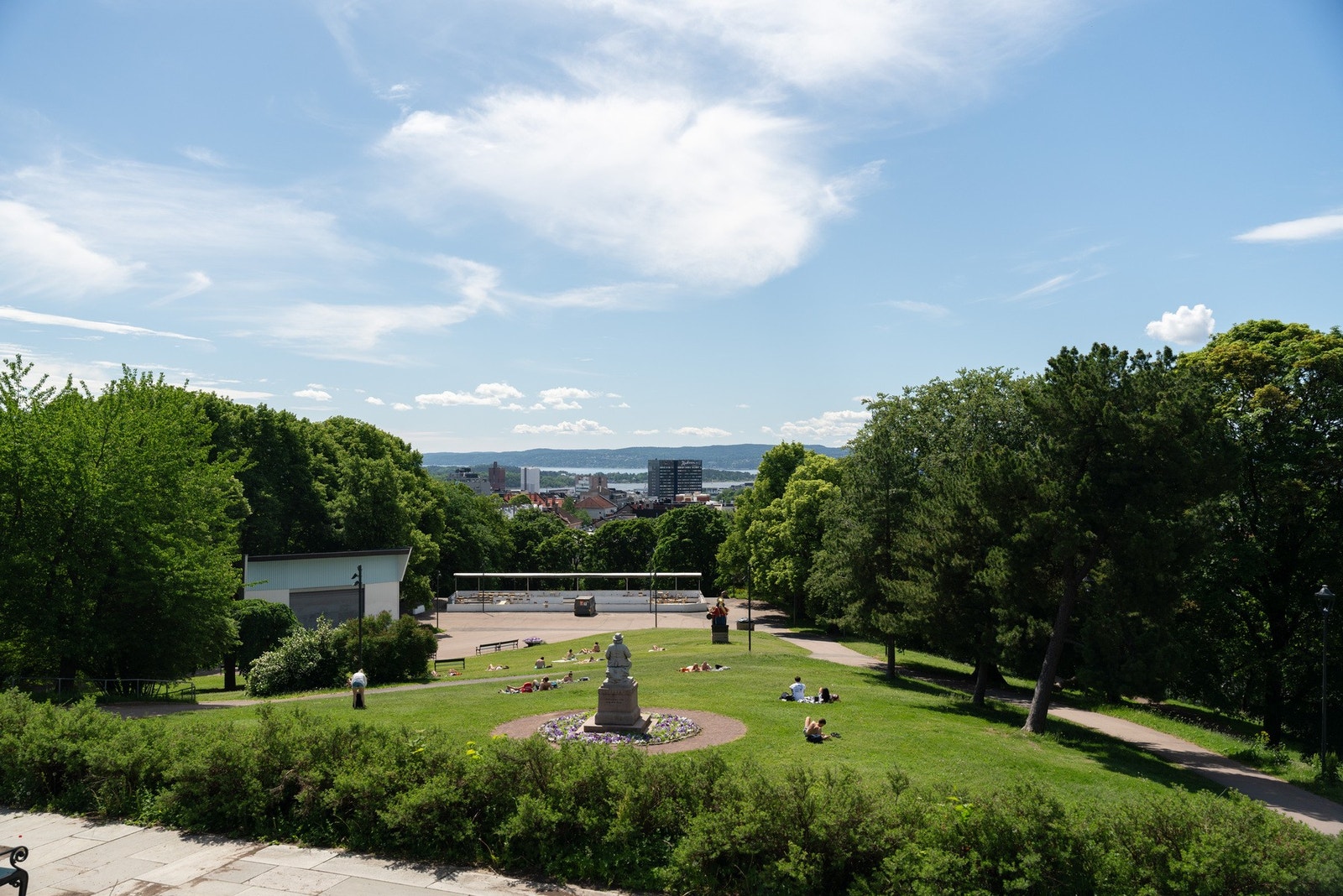 Kort spasertur til vakre St.Hanshaugen park med store gressletter, turløyper, hundepark m.m. Galleribilde