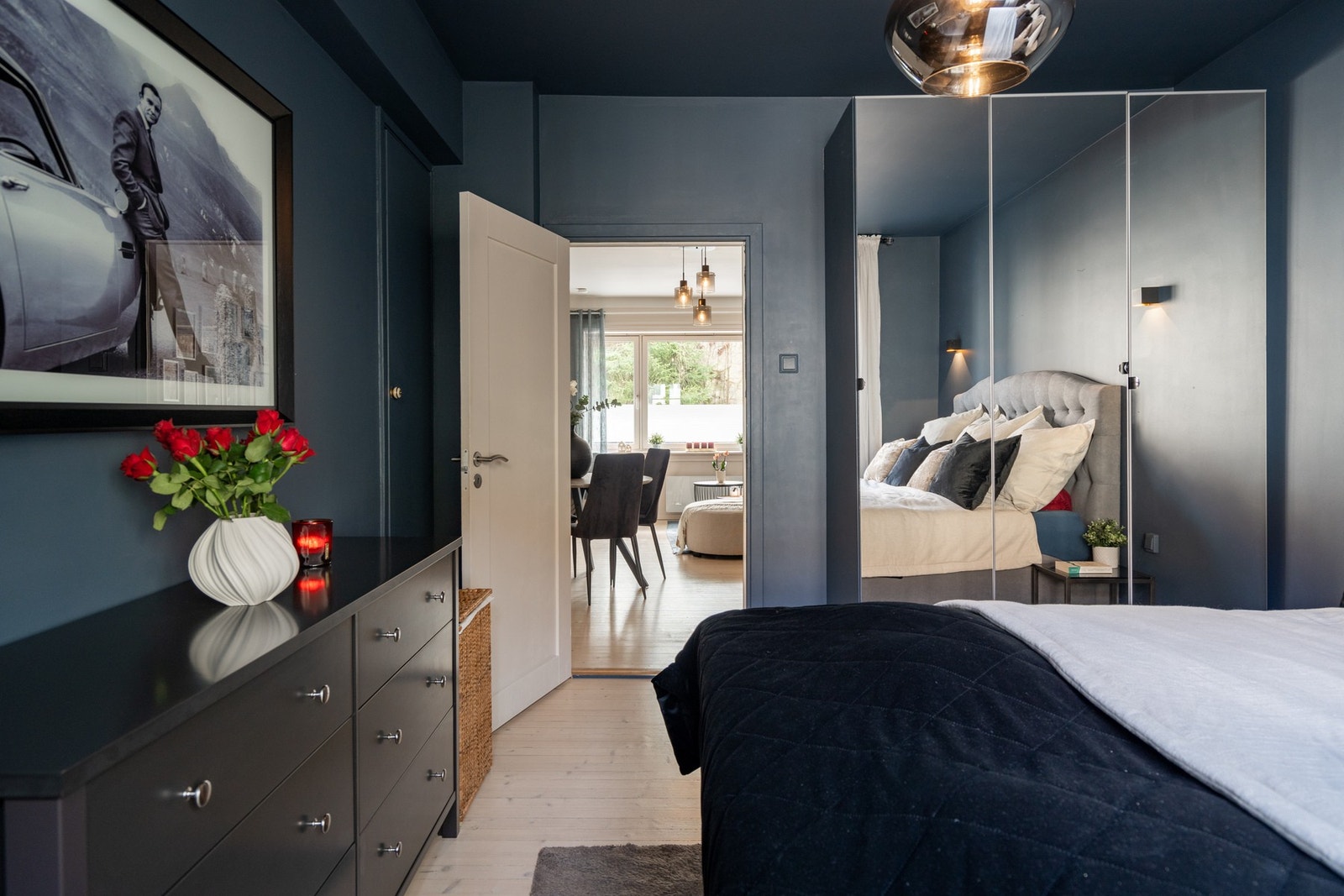 Stor helspeil garderobe og god plass til øvrig møblering av kommode ved behov. Galleribilde