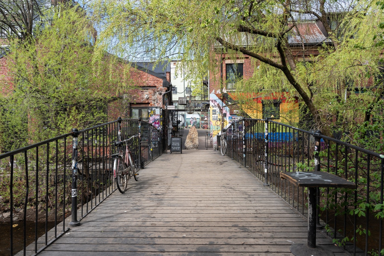 Akerselva renner rett forbi med blant annet de populære utestedene Blå og Ingensteds. Galleribilde