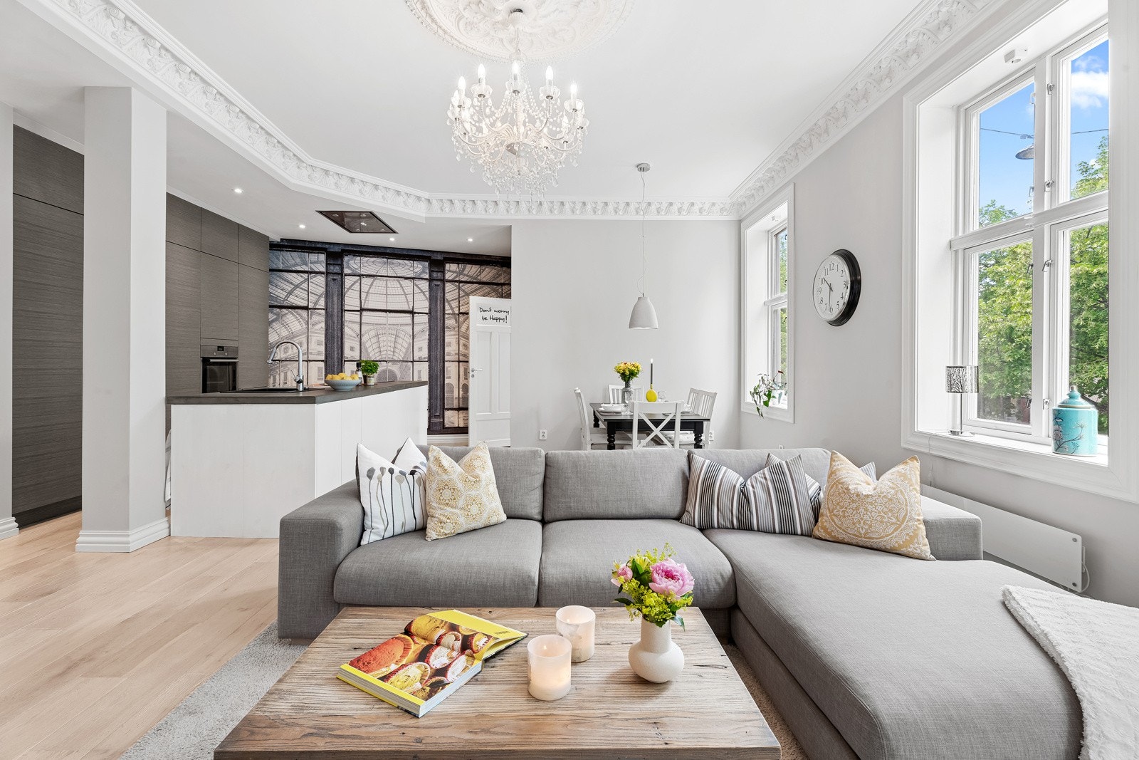 Den moderne åpne løsningen har en god soneinndeling. Galleribilde