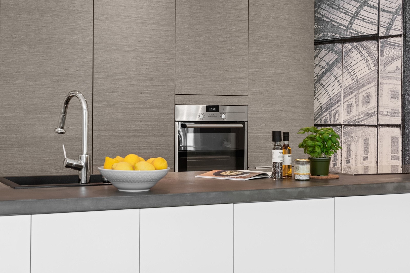 Stilren benkeplate i betong med nedfelt oppvaskkum tilkoblet ett-greps blandebatteri. Galleribilde