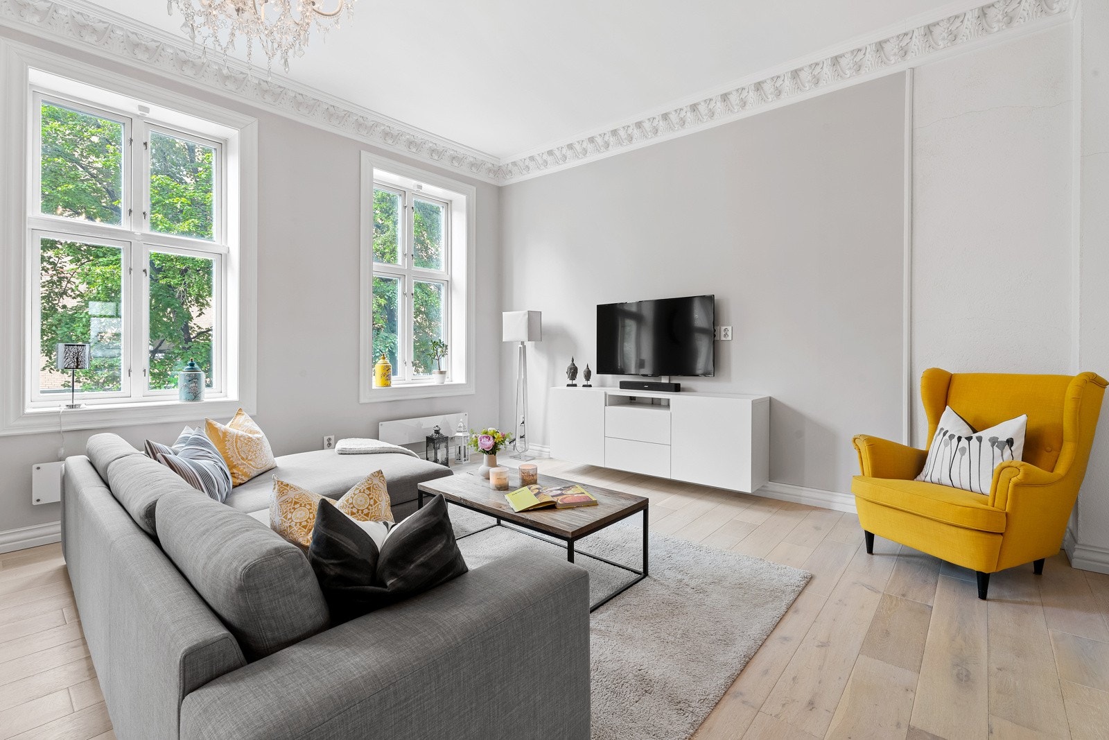 God plass til sofagruppe med tilhørende møblement. Galleribilde