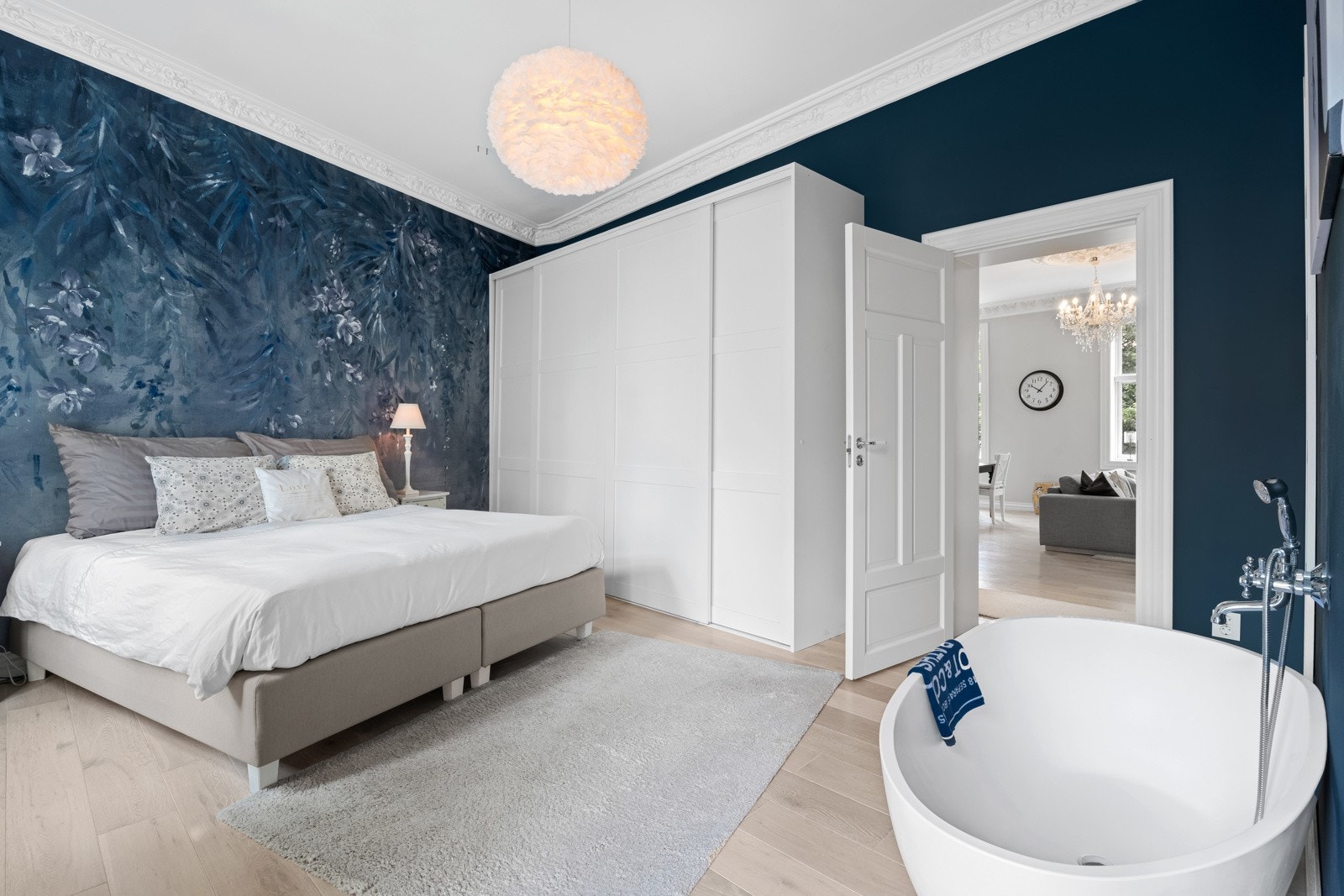 God plass til oppbevaring i stor skyvedørsgarderobe. Ytterligere oppbevaring i garderobe i entréen. Galleribilde