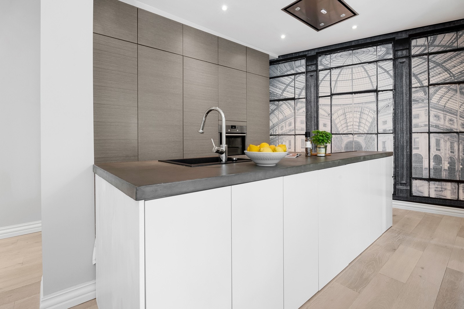 Svært lekkert og påkostet HTH-kjøkken med integrerte hvitevarer. Praktisk kjøkkenøy med rikelig med skapplass. Galleribilde