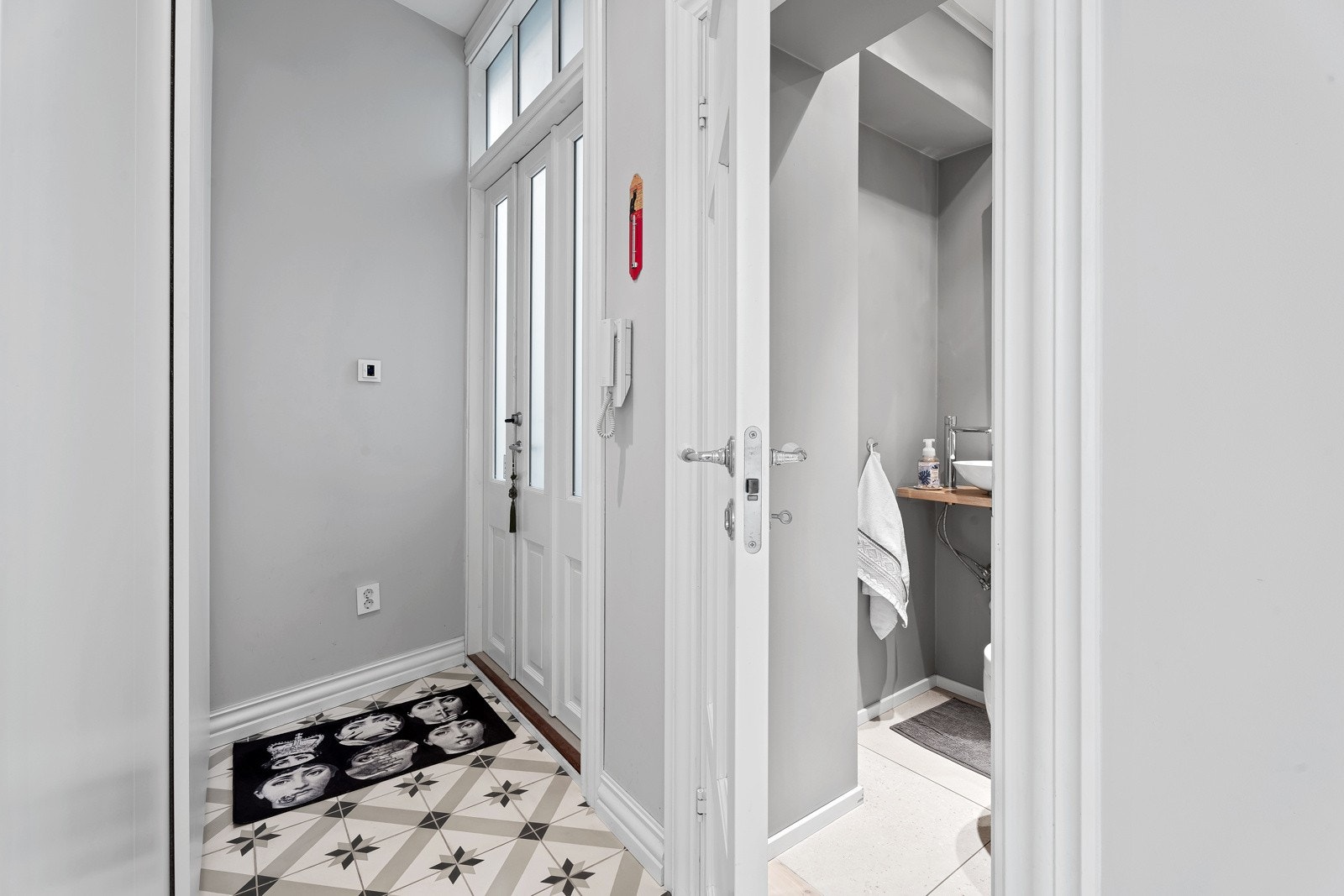 Boligens inngangsparti med gulvvarme. Galleribilde