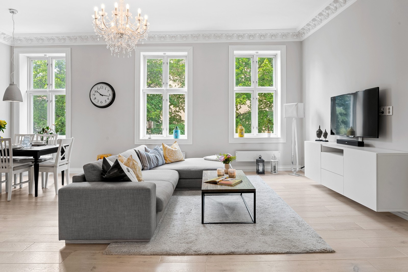 Store vindusflater slipper godt med naturlig lys inn. Galleribilde