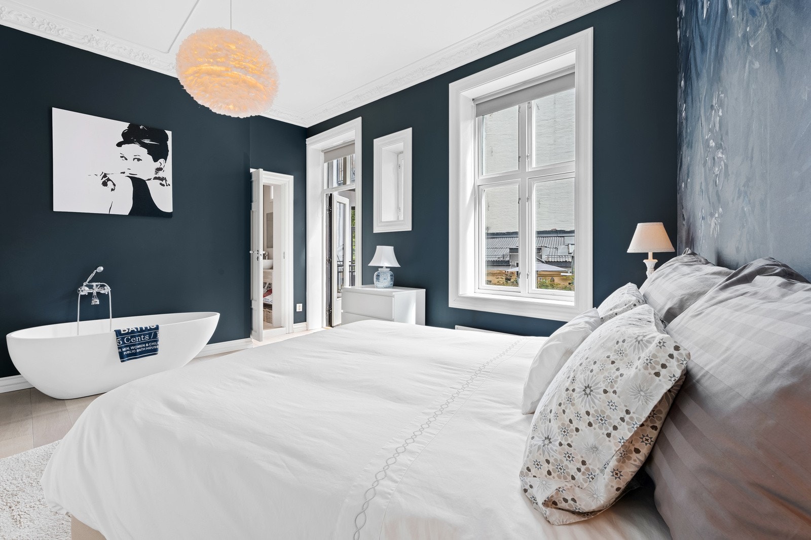 Lekkert designbadekar på soverommet. Galleribilde