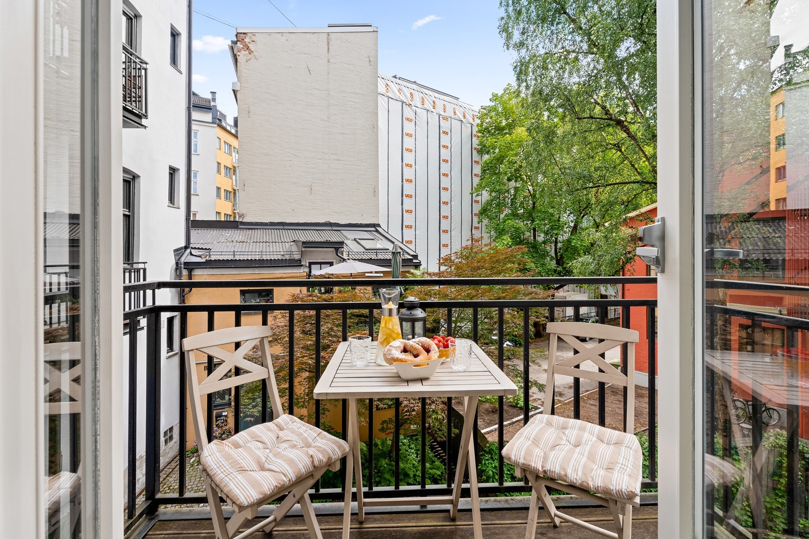 Fra soverommet er det utgang til nordøstvendt balkong på ca. 3 kvm. Balkong fra 2012 med platting fra 2015. Galleribilde