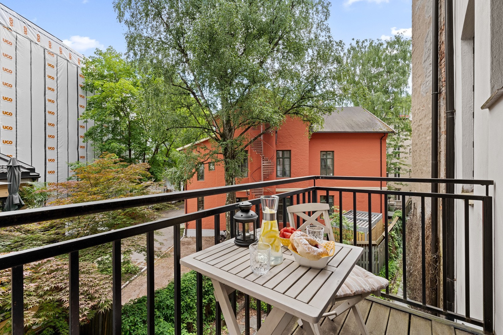 Balkongen vender ut mot rolig bakgård. Galleribilde