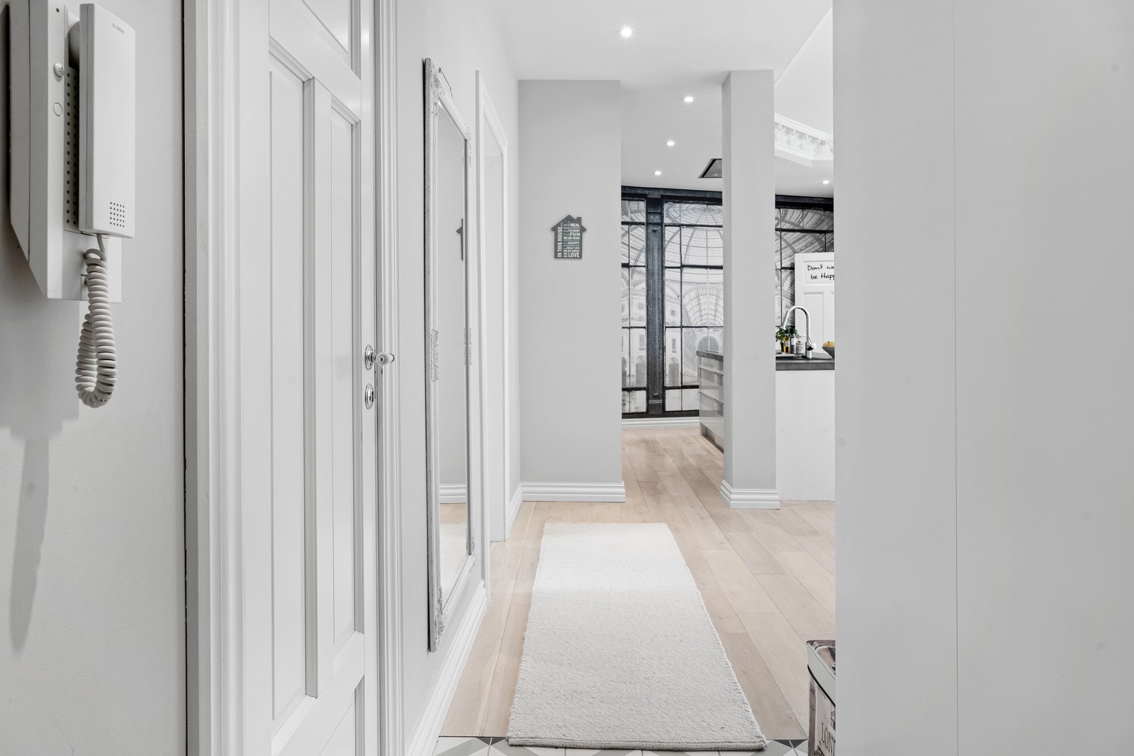 Boligen har en innbydende og entré med gulvvarme. Boligen ligger i byggets 2. etasje. Galleribilde