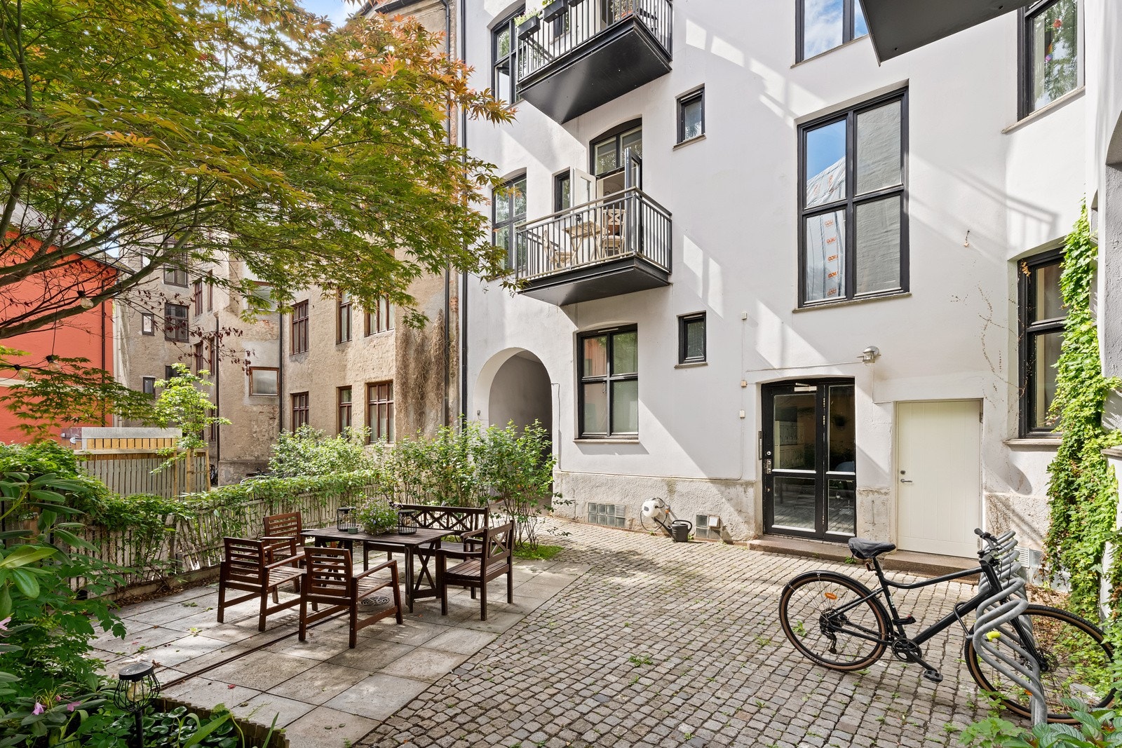 Koselig bakgård. Galleribilde