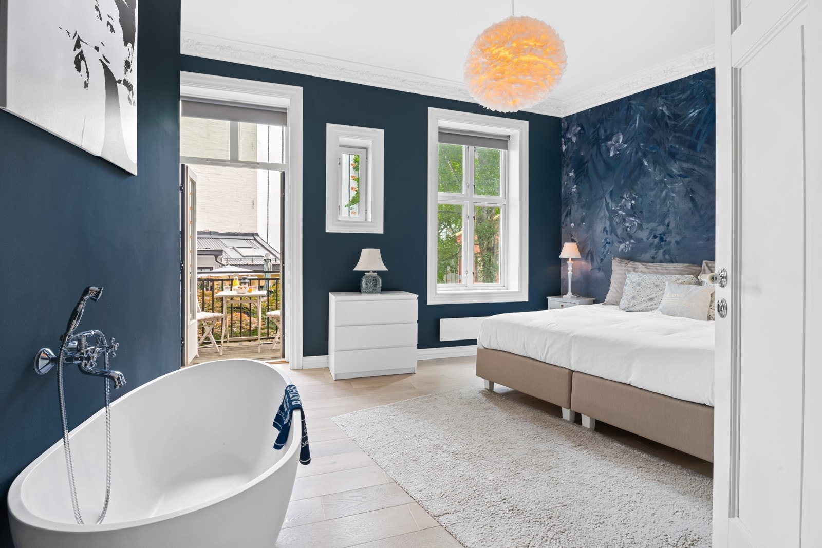 Romslig hovedsoverom med god plass til dobbeltseng og tilhørende møblement. Galleribilde