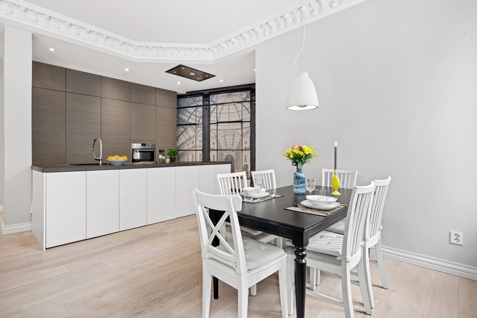 Velegnet plass til stor spisebordsgruppe. Galleribilde