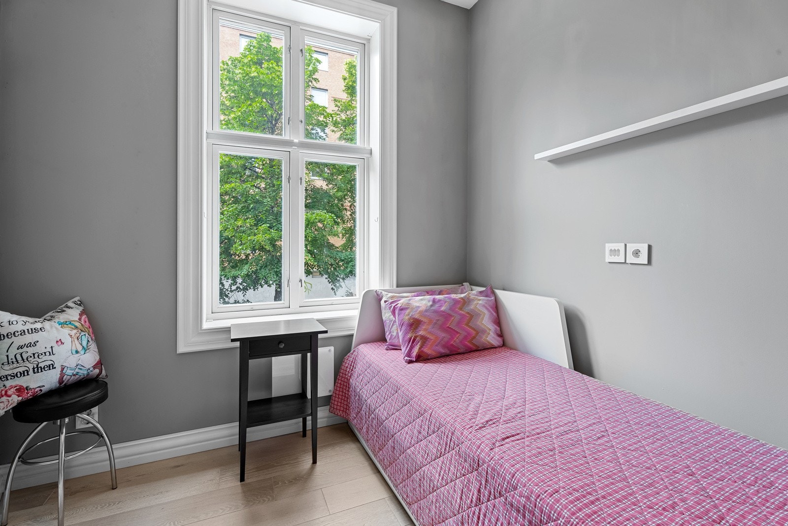 Soverom II egner som soverom, gjesterom eller hjemmekontor. Galleribilde