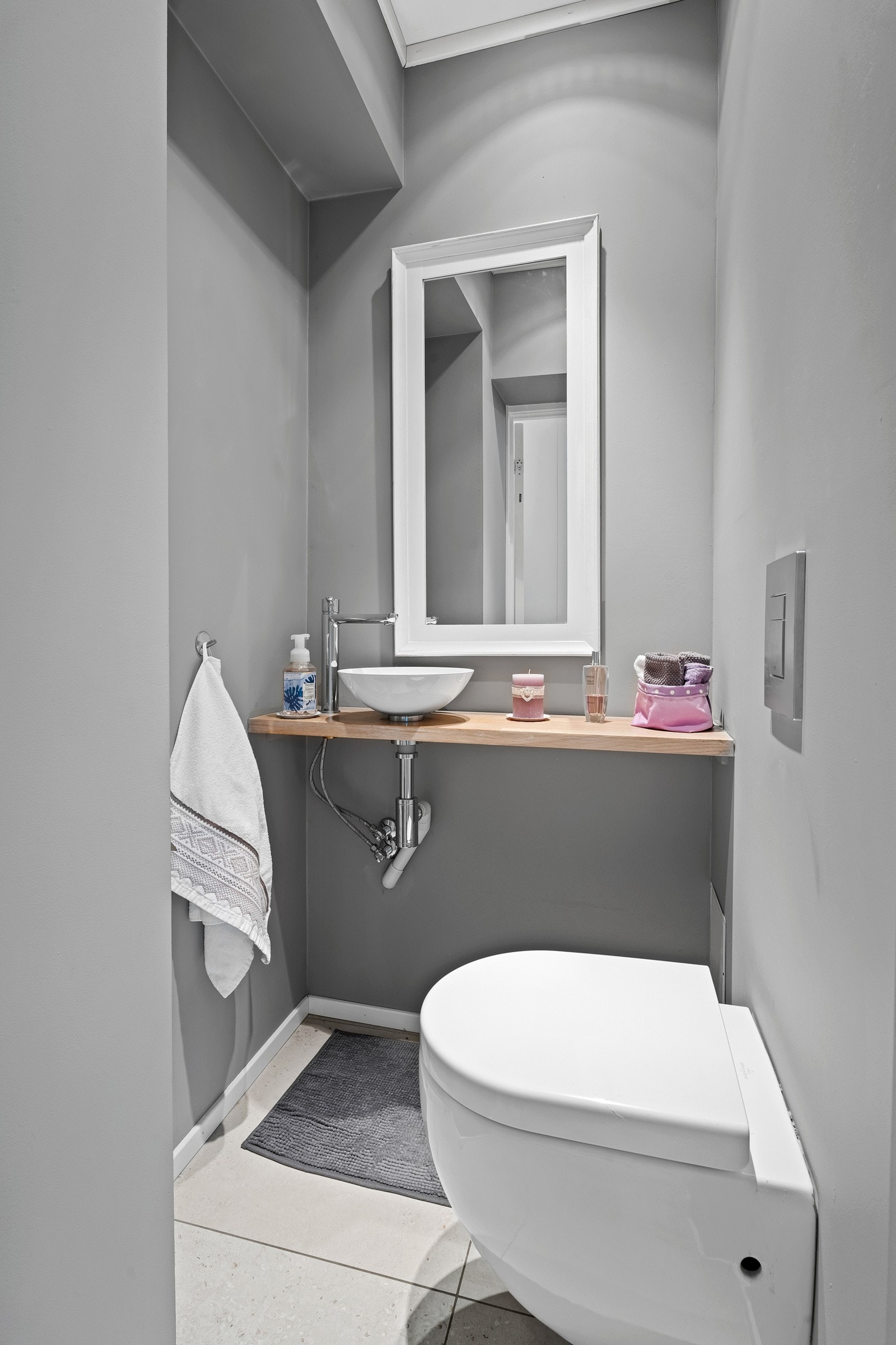 Praktisk separat toalett ved boligens inngangsparti. Galleribilde